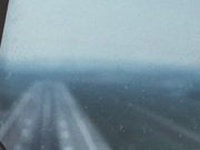 เครื่องบินขนส่งของหลุดรันเวย์ไถลพุ่งลงทะเล เสียชีวิต 2 ราย