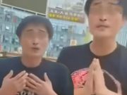 สะเทือนใจ หนุ่มเกาหลี ไหว้อ้อนวอนให้คนช่วย กลางเมืองสีหนุวิลล์