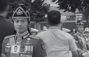 เปิดภาพ นายทหารราชองครักษ์ ผู้ขวางชายเสื้อชมพู ก่อนถึงในหลวง