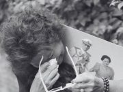 ประชาชนแต่งกายชุดดำ ร่วมถวายความอาลัยแด่สมเด็จพระพันปีหลวง