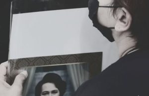 ไม่ใช้ส่งเสด็จ ราชบัณฑิตยสภาแนะนำใช้ 2 ประโยค ถูกต้องเหมาะสมกว่า