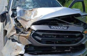 แห่ส่อง รถพ่อค้าลอตเตอรี่ โดนช้างป่ากระโดดเหยียบ รอดหวุดหวิด