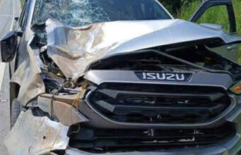 แห่ส่อง รถพ่อค้าลอตเตอรี่ โดนช้างป่ากระโดดเหยียบ รอดหวุดหวิด