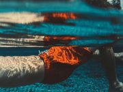 ครูหนุ่มกระโดดน้ำโชว์ แต่เกิดเหตุไม่คาดคิด คอหักต่อหน้าลูก