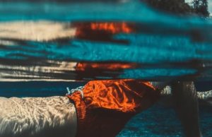 ครูหนุ่มกระโดดน้ำโชว์ แต่เกิดเหตุไม่คาดคิด คอหักต่อหน้าลูก