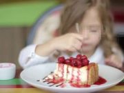 พ่อร่ำไห้ใจพัง ฆ่าลูกสาวไม่รู้ตัว “ขนมหวาน” ทำให้กินทุกวัน ต้นเหตุมะเร็งไต ดับสลด 8 ขวบ