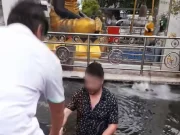 เปิดทะเบียน นทท.ต่างชาติ ขี่รถจยย.พุ่งลงบ่อน้ำหลวงปู่ทวด