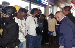 ปฏิบัติการ “ทลายเงามืดนานา” รวบแก็งค์ยานรก 8 คนผิวสี 1 คนไทย