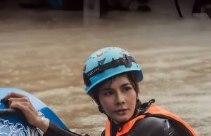 “แนท เกศริน” สลัดลุคเซ็กซี่สตาร์ ลุยน้ำท่วมช่วยพี่น้องหาดใหญ่ น้ำลึกและหนาว