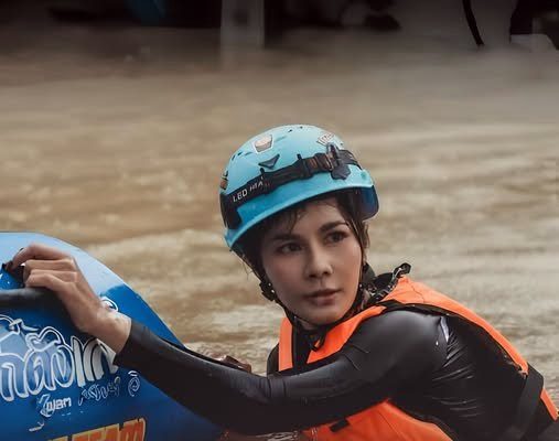 “แนท เกศริน” สลัดลุคเซ็กซี่สตาร์ ลุยน้ำท่วมช่วยพี่น้องหาดใหญ่ น้ำลึกและหนาว