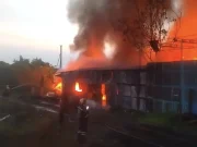 เกิดเหตุเพลิงไหม้ภายในร้านรับซื้อของเก่าถนนเทพารักษ์