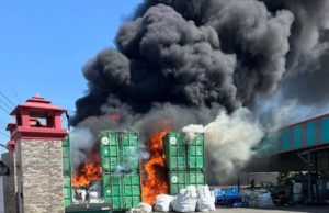 ระทึกกลางกระทุ่มแบน! เหตุไฟไหม้โรงงานส่งออกผลไม้แปรรูป