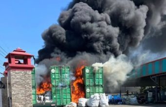 ระทึกกลางกระทุ่มแบน! เหตุไฟไหม้โรงงานส่งออกผลไม้แปรรูป