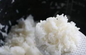 เคล็ดลับตอน “หุงข้าว” แค่เติม 2 อย่างนี้ลงไป สุกแล้วนุ่ม หอมกรุ่น อร่อยขึ้นหลายเท่า!