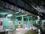 น้ำเจ้าพระยาทะลักท่วม รร. กลางดึก ครู-นักเรียนขนของหนีโกลาหล!