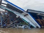 เรือหัวลากควบคุมไม่อยู่ พุ่งชนบ้านริมน้ำ 3 หลังกลางดึก