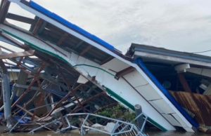 เรือหัวลากควบคุมไม่อยู่ พุ่งชนบ้านริมน้ำ 3 หลังกลางดึก