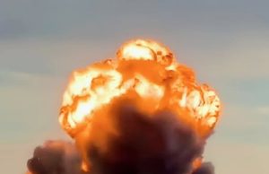 เครื่องบินขนส่งสินค้า MD-11 ซึ่งเคยประจำการสังกัดการบินไทย ประสบอุบัติเหตุตก จนเกิดไฟไหม้ขนาดใหญ่