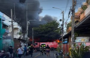 เพลิงโหมกระหน่ำ! ไฟไหม้บ้านปชช. จนท.ระดมกำลังดับเพลิง ช่วยคนป่วยติดเตียงออกนอกพื้นที่