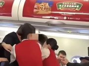 ซวยทั้งลำ! แอร์ฯ ถูกผู้โดยสาร “กัดแขน” ทำเที่ยวบินล่าช้า 2 ชม. เหตุเกิดจากเรื่อง “กลิ่น”