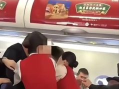 ซวยทั้งลำ! แอร์ฯ ถูกผู้โดยสาร “กัดแขน” ทำเที่ยวบินล่าช้า 2 ชม. เหตุเกิดจากเรื่อง “กลิ่น”