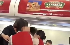 ซวยทั้งลำ! แอร์ฯ ถูกผู้โดยสาร “กัดแขน” ทำเที่ยวบินล่าช้า 2 ชม. เหตุเกิดจากเรื่อง “กลิ่น”