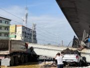 รู้แล้วสาเหตุ สะพานลอยขาด ทับรถบรรทุก – กระบะ บาดเจ็บ 3 ราย