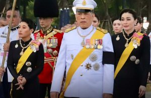 ในหลวง พระราชินี ทรงวางพุ่มดอกไม้ ถวายราชสักการะพระบรมราชานุสาวรีย์ ร.9