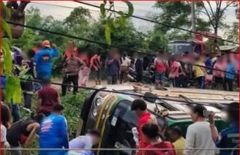 ด่วน!! รถบัสรับส่งนักเรียนพลิกคว่ำ บาดเจ็บระนาว มีผู้เสียชีวิต