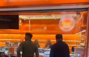 อุกอาจ คนร้ายบุกเดี่ยว ชิงทองร้านดังกลางห้าง กวาดทองคำ 149 บาท