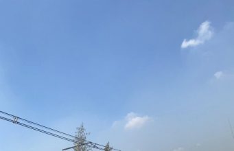 สุดระทึก! รถบัสรับส่งพนักงาน เสียหลักพลิกคว่ำตกข้างทาง บาดเจ็บอื้อกว่า 40 คน