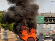 ระทึก ไฟไหม้รถเก๋ง กลางถนนวิทยุ ควันดำพวยพุ่ง เผาวอดทั้งคัน