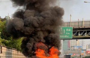 ระทึก ไฟไหม้รถเก๋ง กลางถนนวิทยุ ควันดำพวยพุ่ง เผาวอดทั้งคัน