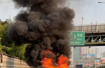 ระทึก ไฟไหม้รถเก๋ง กลางถนนวิทยุ ควันดำพวยพุ่ง เผาวอดทั้งคัน