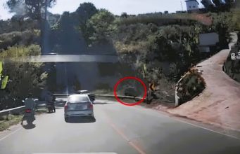 คลิปนาทีระทึก! เก๋งขึ้นเนิน “ภูทับเบิก” ไม่ไหว ไหลตกเขาตีลังกาล้อชี้ฟ้า เจ็บ 4 ราย