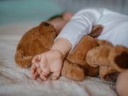 ลูกสาว 6 ขวบ นอนคนเดียว แต่บ่นตลอดว่า “เตียงแคบ” เอะใจเช็กกล้องวงจรปิด แม่ปล่อยโฮ!