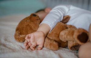 ลูกสาว 6 ขวบ นอนคนเดียว แต่บ่นตลอดว่า “เตียงแคบ” เอะใจเช็กกล้องวงจรปิด แม่ปล่อยโฮ!