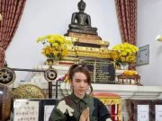 “ปาล์มมี่” ทำบุญโรงพยาบาลสงฆ์ แฟนๆ สาธุ ส่องเลขสวยในมือ