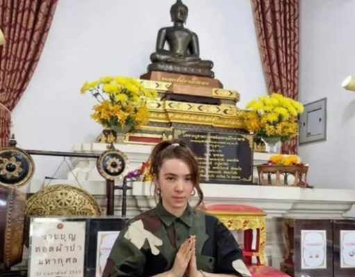 “ปาล์มมี่” ทำบุญโรงพยาบาลสงฆ์ แฟนๆ สาธุ ส่องเลขสวยในมือ