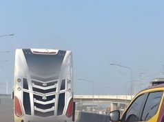 รถบัสน้ำมันหมดพิรุธ! จอดขวางถนน 304 ก่อนถูกจับ เจอยาบ้า 15 เม็ด