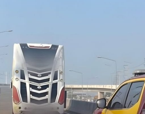 รถบัสน้ำมันหมดพิรุธ! จอดขวางถนน 304 ก่อนถูกจับ เจอยาบ้า 15 เม็ด