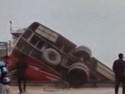 โศกนาฏกรรมสลด เซ่นแล้ว 24 ราย รถบัสพลิกคว่ำตกแม่น้ำในบังกลาเทศ