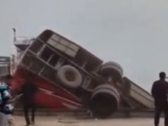 โศกนาฏกรรมสลด เซ่นแล้ว 24 ราย รถบัสพลิกคว่ำตกแม่น้ำในบังกลาเทศ