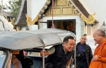 ทะเบียนรถตุ๊กๆ “นายกฯอนุทิน” นั่งมาสักการะวัดพระธาตุเจดีย์หลวง