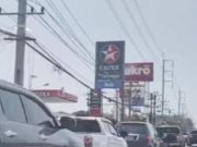 นครพนมวุ่น รถแห่เติมน้ำมันคิวล้นปั๊ม หลังตื่นข่าวลือ