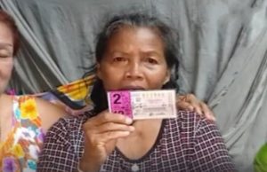 เฮลั่นศรีสะเกษ! คุณป้าวัย 67 ถูกรางวัลที่ 1 รับ 12 ล้าน เผยแม่เข้าฝันบอก “อยากถูกหวย ไปซื้อ 66”