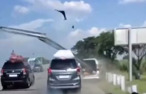 ยังกับในหนัง! รถ MPV เสียหลักชนข้างทาง “เหล็กกั้นทาง” เสียบทะลุทั้งคัน (มีคลิป)