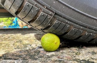 ความเชื่อส่วนบุคคล ออกรถใหม่ ทำไมต้องเหยียบมะนาว เพิ่งรู้ก็วันนี้แหละ!