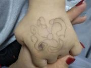 เห็นลายปริศนาบนมือลูก อวด “ครู” วาดให้ แม่ตงิดใจแจ้งตำรวจ จับแก๊งลักเด็กในคราบครู