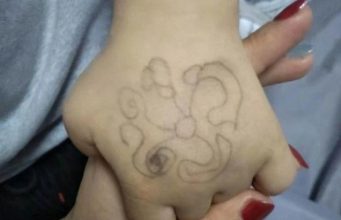 เห็นลายปริศนาบนมือลูก อวด “ครู” วาดให้ แม่ตงิดใจแจ้งตำรวจ จับแก๊งลักเด็กในคราบครู